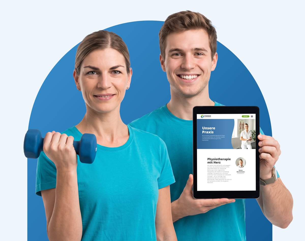 Physiotherapeutin mit Hantel und Physiotherapeut mit Tablet, auf dem eine moderne Praxis-Website zu sehen ist